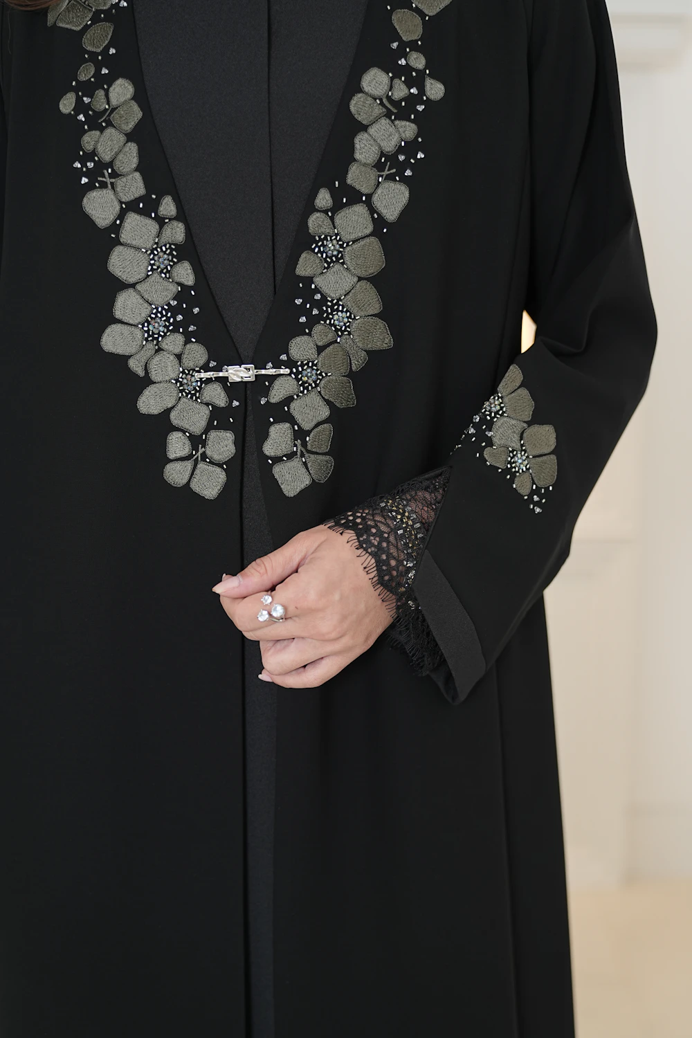 عباية سوداء مطرزة